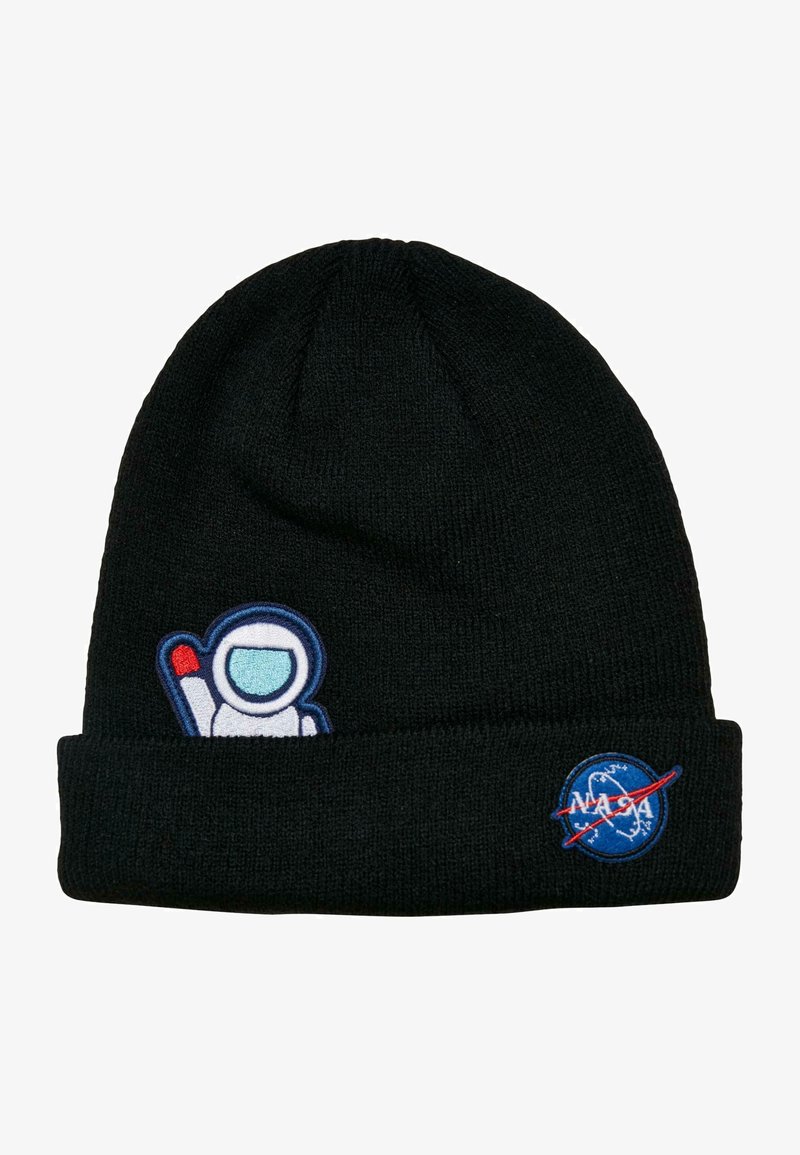 Melnā adīta beanie ar saliekamu maliņu. Iezīmēta ar astronauta uzlīmi ar paceltu roku un NASA logotipa uzlīmi zilā, sarkanā un baltā krāsā.
