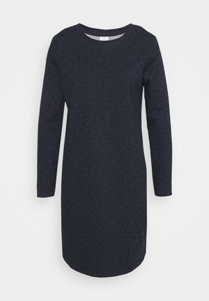 Robe bleu marine foncé à manches longues, longueur genou, avec un motif léopard discret et un col arrondi sur fond blanc.
