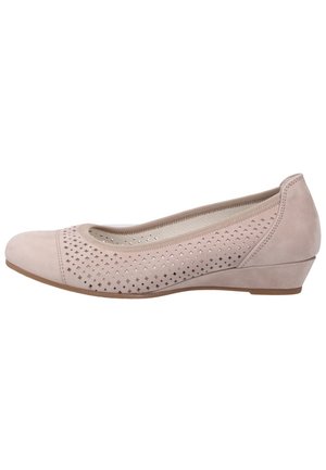 Chaussure beige à petit talon compensé avec motifs en losange et croix perforés sur les côtés et bout rond fermé.