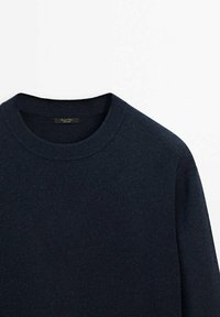 Dunkelblauer gestrickter Pullover mit Rundhalsausschnitt, geripptem Kragen und subtiler Textur. Das Etikett zeigt den Markennamen auf der Innenseite des Kragens.