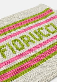 Gehaakte katoenen textiel met een crèmekleurige basis, met roze en groene strepen en "Fiorucci" tekst in getextureerde groene accenten.