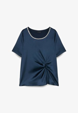 Top en satin bleu marine à manches courtes, avec un détail de nœud torsadé à l'ourlet et un col rond orné de strass transparents.