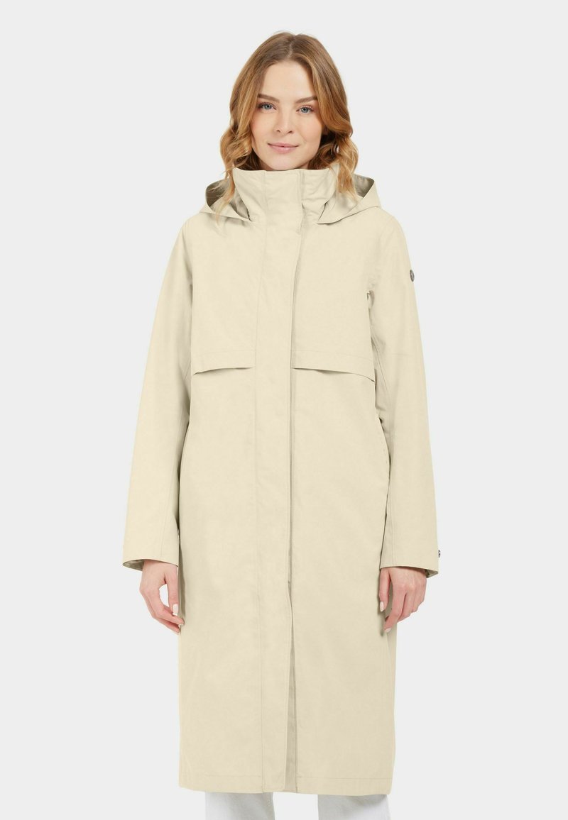 Beige regenjas met capuchon, voorzien van een ritssluiting aan de voorkant, grote opgestikte zakken en een rechte snit. Gemaakt van glad, waterafstotend materiaal.