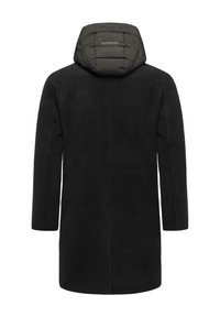 Fekete gyapjú kabát, párnázott olajzöld kapucnival. Hosszú ujjú és egyenes szabású. Minimalista dizájn, textúrált anyag, látható zárak nélkül.