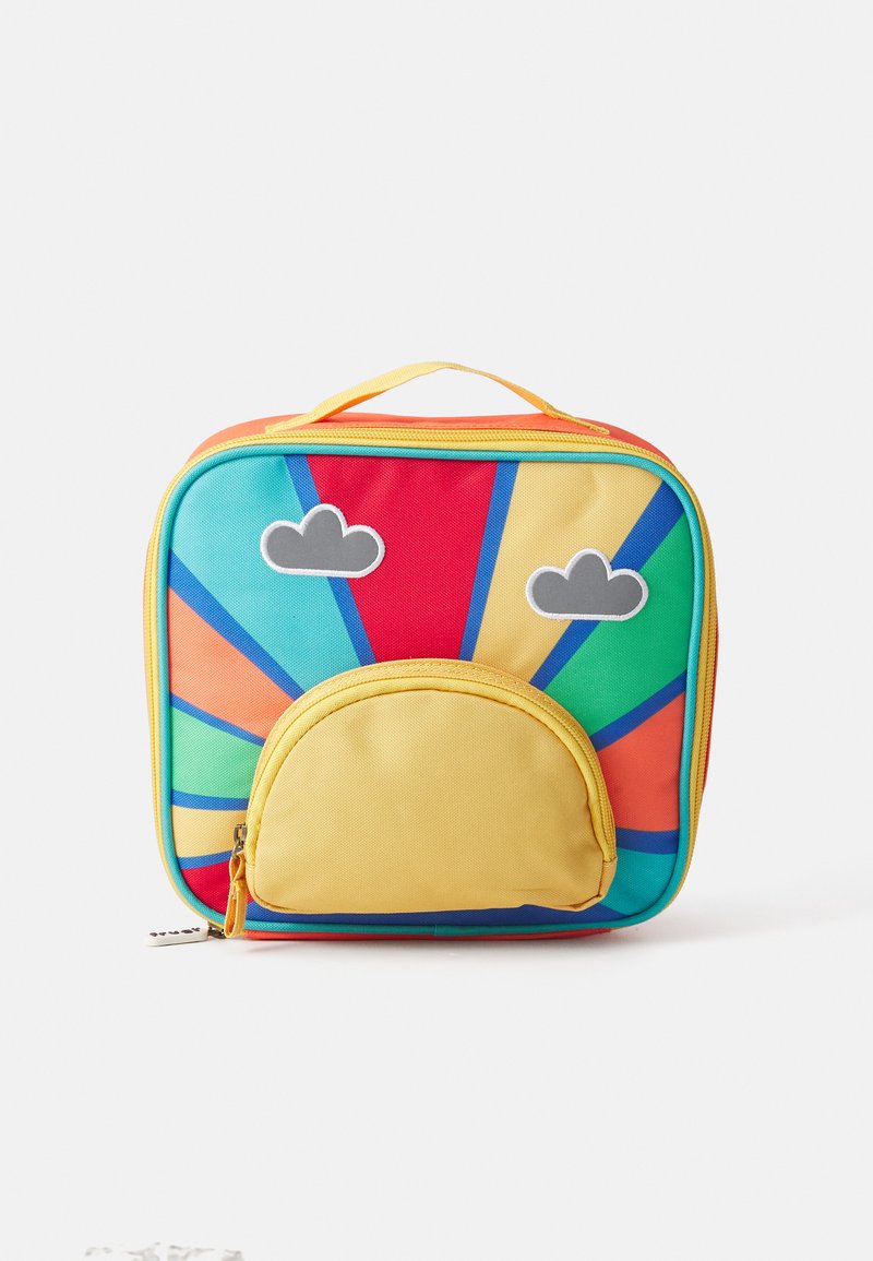 Värikäs lounaslaatikko, jossa on geometrinen kirkas sateenkaarimalli teal-värissä, punaisena, oranssina ja keltaisena. Siinä on edessä vetoketjullinen tasku ja harmaat pilvi-applikaatiot.