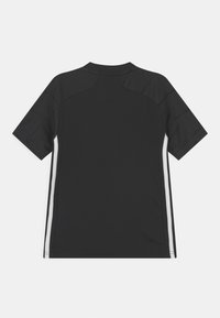 Camisa deportiva negra de manga corta con rayas verticales blancas en los lados, mostrada desde la parte de atrás sobre un fondo blanco.