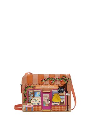 Schoudertas ontworpen als een etalage met oranje gestreept luifel, roze deur, koffer, boeken, jurk, typemachine en bloemrijke wijnrankdetails.