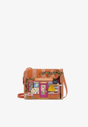 Bolso bandolera diseñado como una fachada de tienda con toldo de rayas naranjas, puerta rosa, maleta, libros, vestido, máquina de escribir y detalles de enredadera floral.