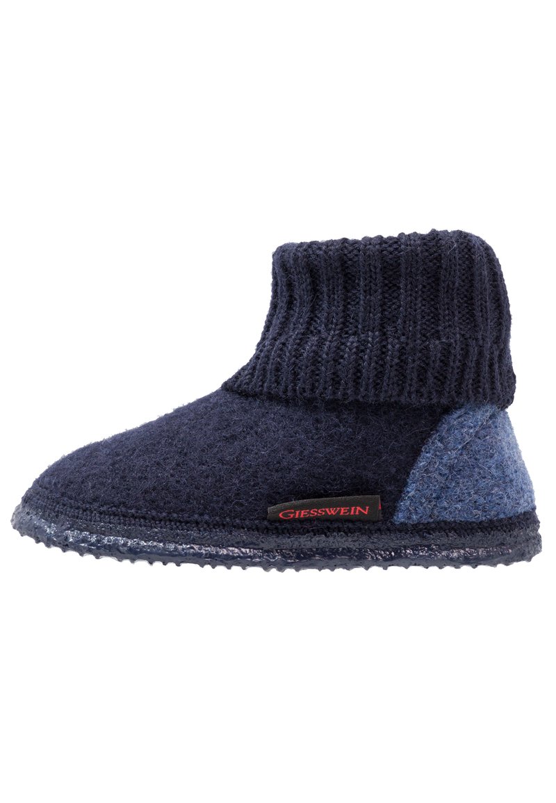 Wollen pantoffels in blauw en marine, met een ribbelgebreide boord en vilten accenten. Gelaagd oppervlak, ronde neus en rubberen zool.