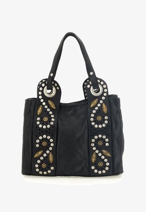 Borsa a mano in pelle nera con cinturini decorativi impreziositi da borchie d'argento e accenti di foglie in bronzo. Forma quadrata con doppi manici superiori e texture morbida.