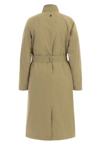 Lang olijfgroene jas, gemaakt van soepele stof, met een ceintuur in de taille, hoge kraag en een rugventilatie voor gemakkelijke beweging.