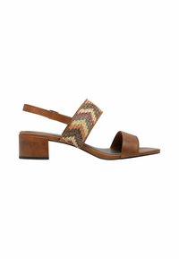Sandale en cuir marron avec un talon carré ; présente un motif en chevrons tissé beige, rose et marron. Design ouvert à l'avant et bride ajustable.