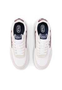 Sneaker bianchi con accenti beige e bordeaux, caratterizzati da una texture perforata, lacci piatti e un interno di un blu navy scuro.