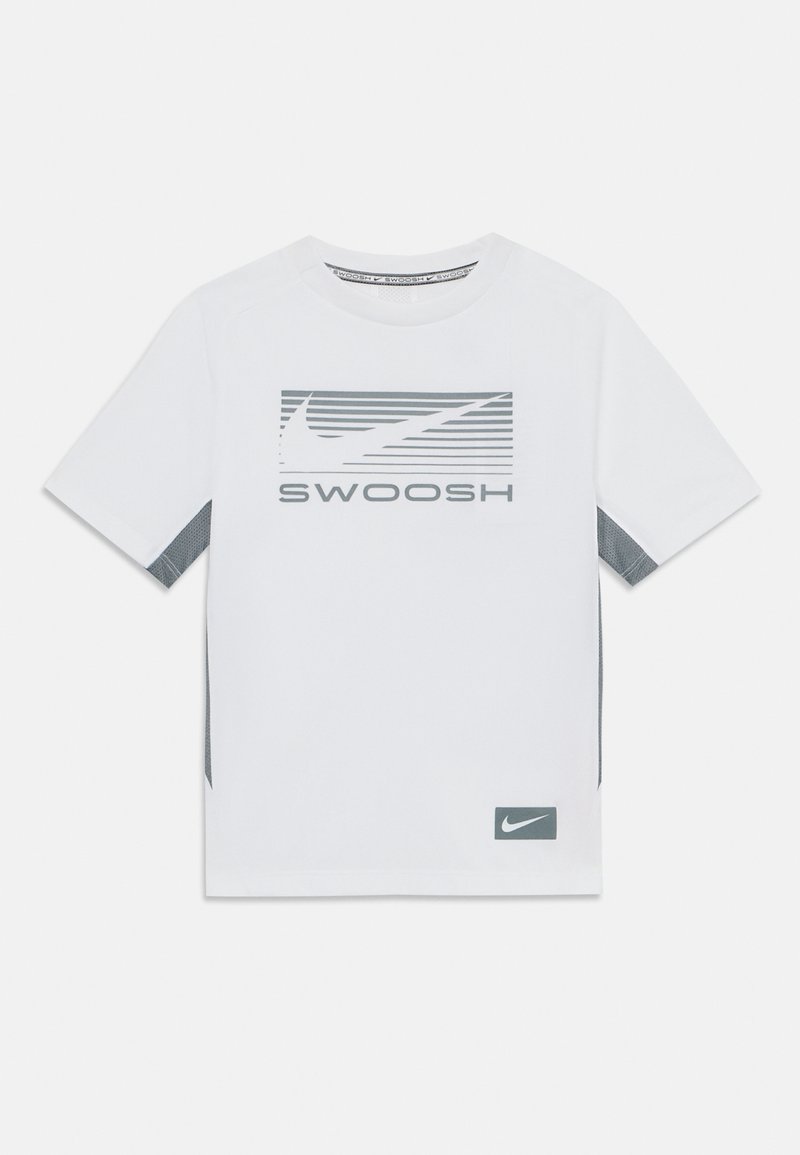 Balts īsām piedurknēm sporta T-krekls, kam ir pelēks Swoosh logo un horizontālas svītras. Piedurknēm ir pelēki akcenti.