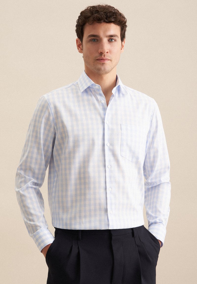 Hellblau-weiß karierte Hemd, mit Button-Down-Kragen, einzelner Brusttasche, langen Ärmeln, glattem Stoff, semi-fitted Design.