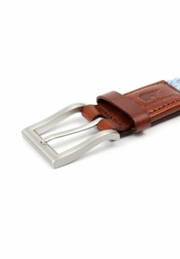 Brauner Leder Gürtel mit einer silbernen Metallschnalle. Verfügt über ein robustes Design mit glatter Textur und genähten Akzenten.