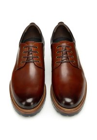 Brązowe skórzane buty o gładkim, błyszczącym wykończeniu, zaokrąglonym nosku i czterema parami złotych oczek na sznurowadła. Posiadają kontrastową podeszwę.