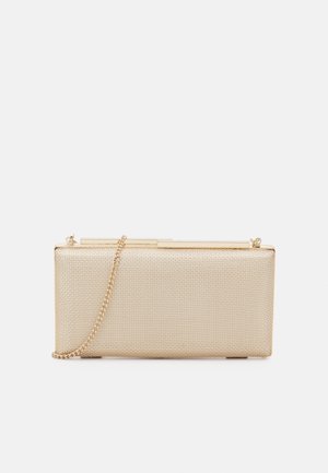 Pochette dorée métallisée avec une surface en maille texturée, de forme rectangulaire et dotée d'une bandoulière amovible. Elle dispose d'une fermeture à fermoir.