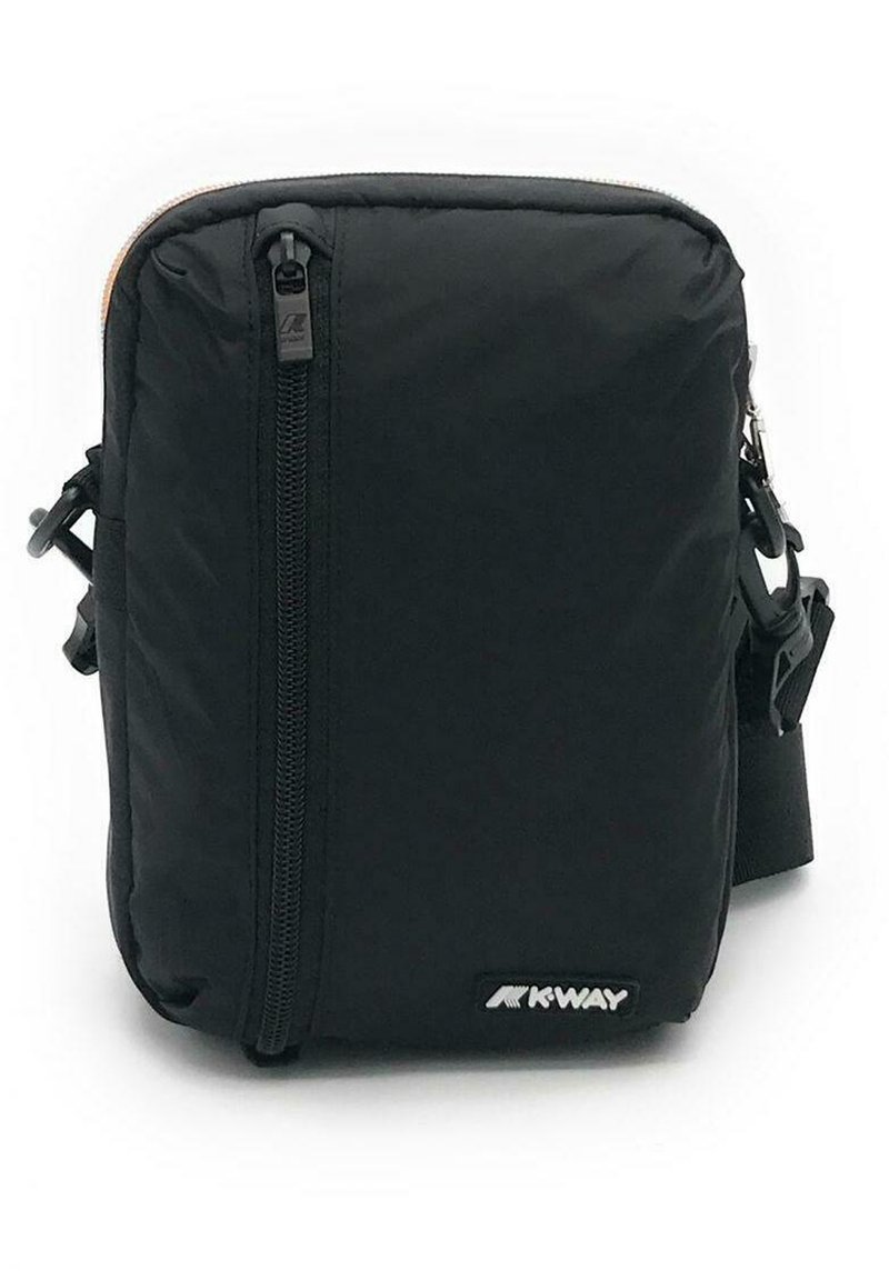 Svart nylon skulderveske med glidelås, strukturert overflate, justerbar stropp, og K-Way logo merkelapp. Kompakt rektangulært design.
