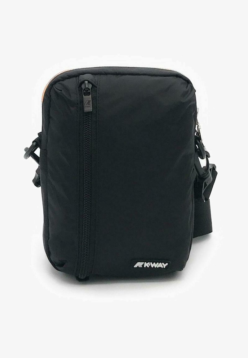 Sort nylon skuldertaske med lynlås, tekstureret overflade, justerbar rem og K-Way logoetiket. Kompakt rektangulært design.