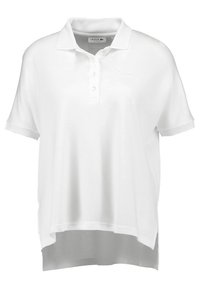 Camisa polo blanca de tela suave con una tapeta de botones de tres, mangas cortas y un dobladillo trasero ligeramente más largo. Presenta un logo sutil.