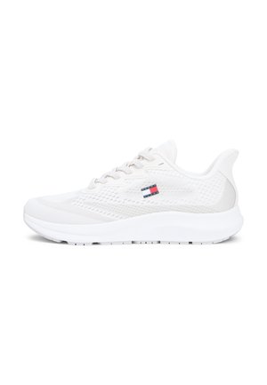 Baskets basses blanches avec dessus en mesh, fermeture à lacets et petit logo rectangulaire rouge, blanc et bleu sur le côté.