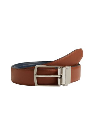 Ceinture en cuir marron avec une texture lisse, boucle rectangulaire en argent et doublure bleue contrastante. Présente des bords nets et un design minimaliste.