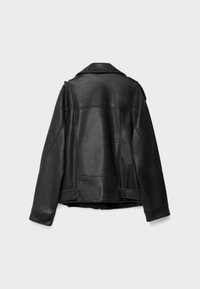 Veste en cuir noir avec une coupe classique, des détails de couture visibles et un ourlet légèrement raccourci. Aucun poche avant visible.