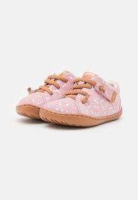 Rosa Wildlederschuhe mit leichten tanfarbenen Gummisohlen, dekorativen weißen geometrischen Mustern und braunen Schnürsenkeln. Klettverschluss für einfaches An- und Ausziehen.