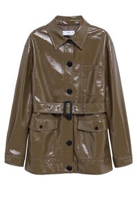 Veste verte olive, brillante, avec un col pointu, des boutons sur le devant, une taille cintrée avec une ceinture et deux poches latérales. Possède une finition brillante et texturée.