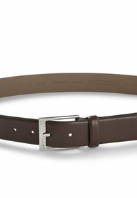 Bruine leren riem met een glanzende zilveren metalen gesp, met een gladde textuur en meerdere verstelgaten voor maatflexibiliteit.