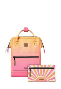 Rugzak in een gradient van oranje naar roze met een handvat bovenop, metalen accenten en een voorzak met rits; inclusief bijpassende tas met zonnestraalpatroon.