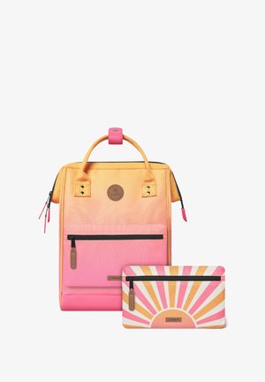 Sac à dos dégradé orange vers rose avec poigné supérieur, accents en métal et poche zippée à l'avant ; comprend une pochette assortie avec un motif en rayons de soleil.