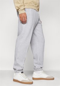 Lacoste Treniņtērpa apakšdaļas - silver chine