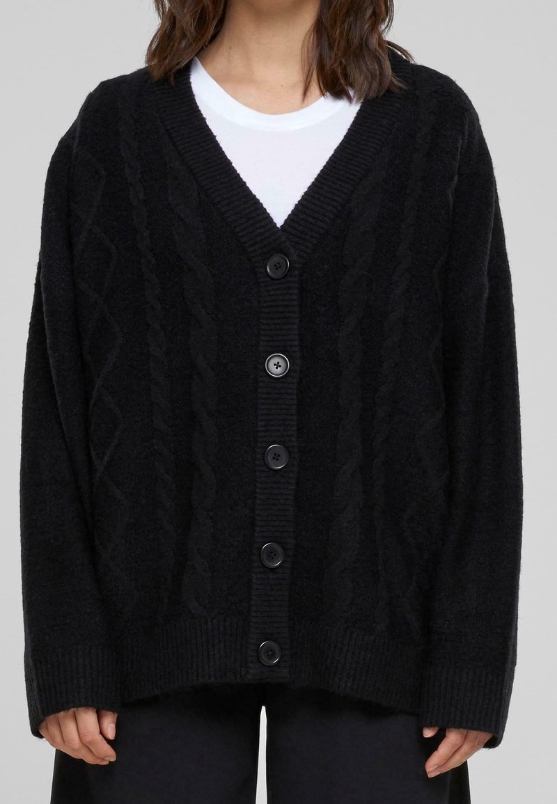 Cárdigan negro de punto con escote en V, que presenta un patrón de trenzas y seis botones negros en la parte delantera. Puños y dobladillo acanalados.