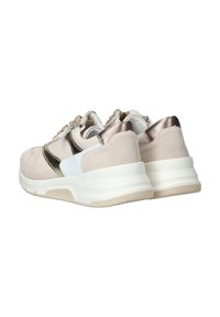 Sneakers in lichtroze en witte suede met metallic gouden accenten. Chunky witte zool, gestructureerde achterkant en knoopveters.