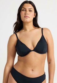 Svart bikini-set med en triangulär bralette med tunna band och matchande lågmidjade bottnar. Slät, stretchig tyg med minimala sömmar.
