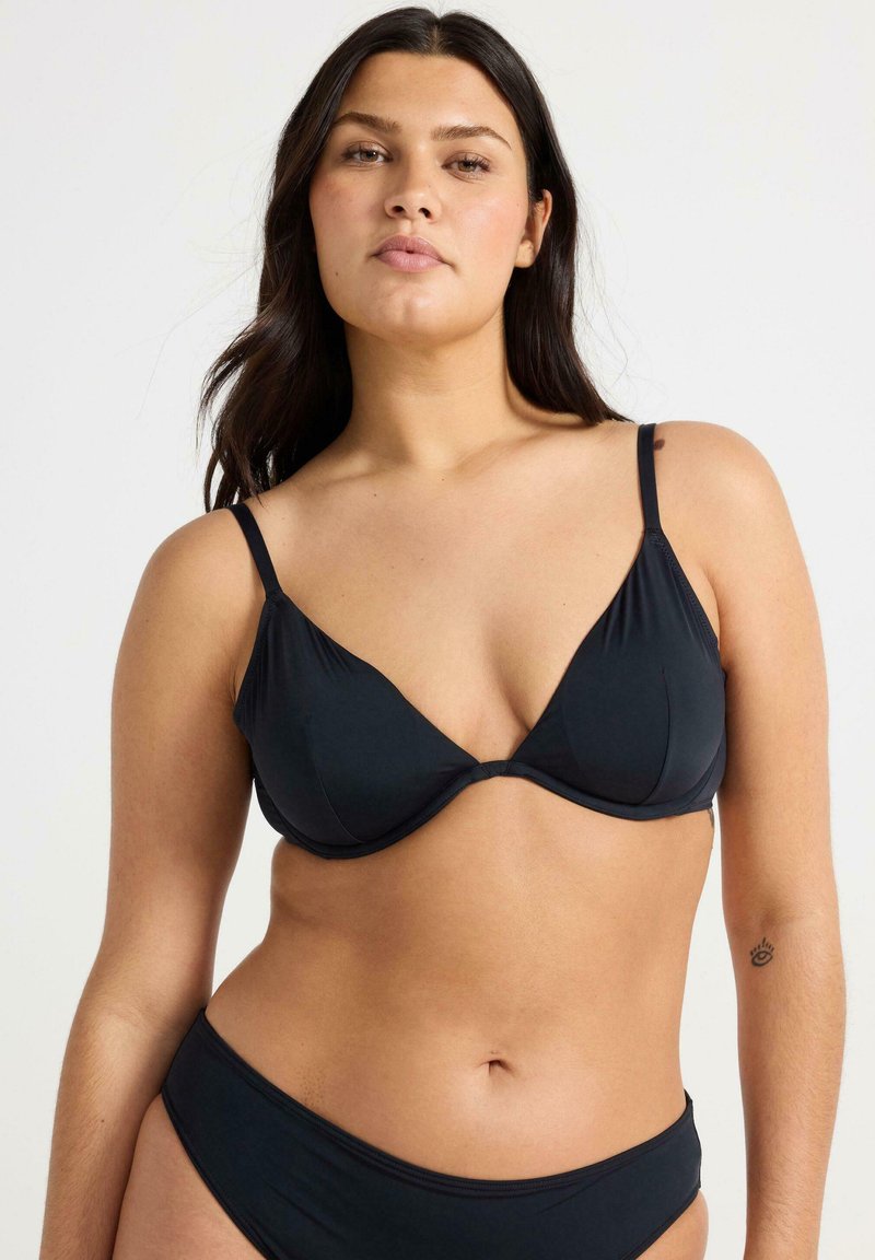 Svart bikini-set med en triangulär bralette med tunna band och matchande lågmidjade bottnar. Slät, stretchig tyg med minimala sömmar.