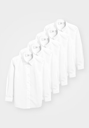 Viisi valkoista napillista paitaa, joissa on klassinen kaulus, pitkät hihat ja sileä tekstuuri. Tuotteissa on bränditietoa sisältävät tarrat.