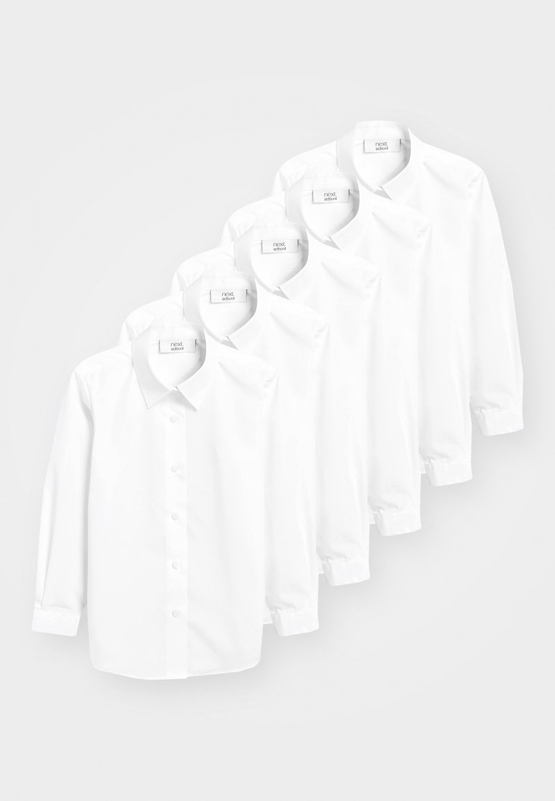 Zestaw pięciu białych koszul z guzikami, z klasycznym kołnierzykiem, długimi rękawami i gładką fakturą. Etykiety zawierają informacje o marce.