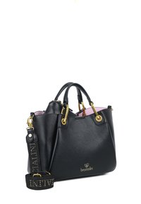 Borsa a tracolla nera in pelle con dettagli in oro, interno rosa e tracolla regolabile con logo borchiato. Forma arrotondata con doppi manici superiori.