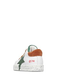 Sneaker bianca con design a stella verde, tacco in suede marrone e suola bianca maculata. Presenta lacci marroni e testo rosso "@74" sul tacco.