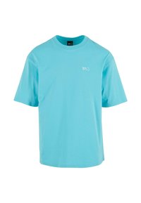 Azuurblauwe katoenen t-shirt met korte mouwen, ronde halslijn en een klein wit logo op de linkerborst. Gladde textuur.