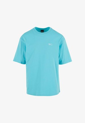 Camiseta de algodón turquesa de mangas cortas, con cuello redondo y un pequeño logo blanco en la parte izquierda del pecho. Textura suave.