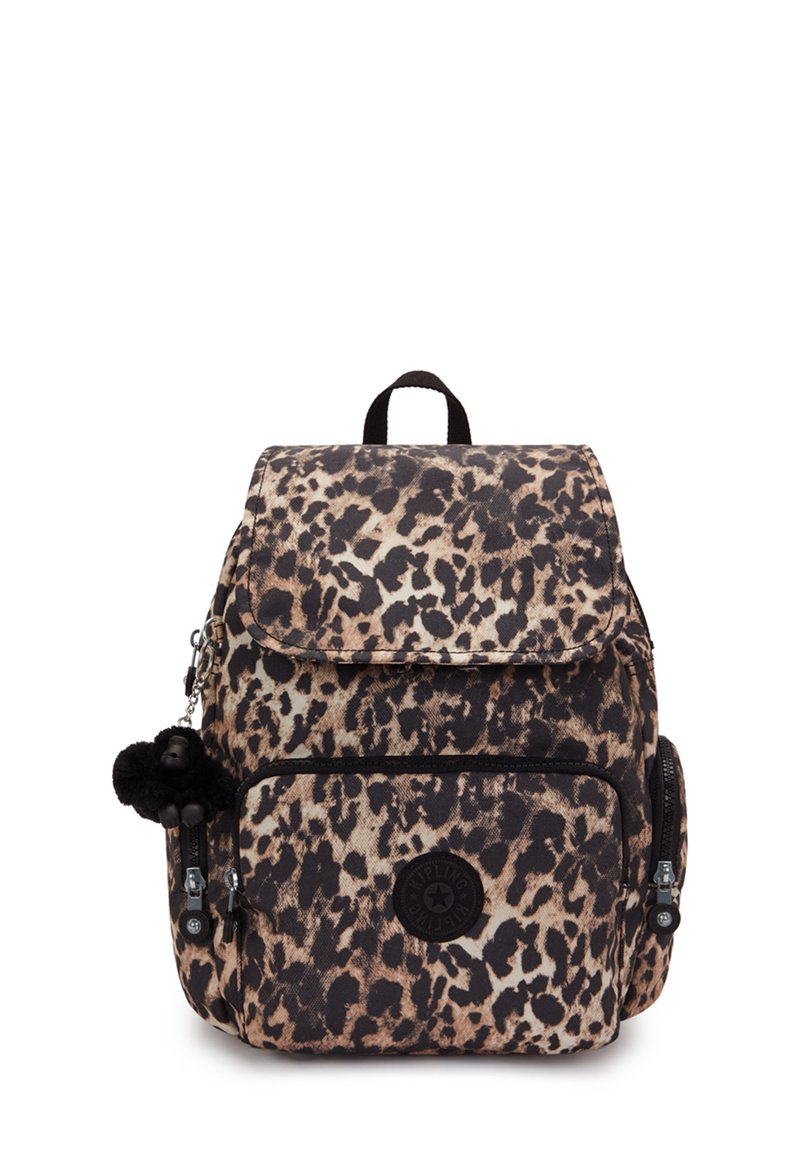 Ryggsäck med leopardmönster, flikstängning, framficka med dragkedja och charmfäste. Tillverkad av slitstarkt tyg med svarta detaljer.