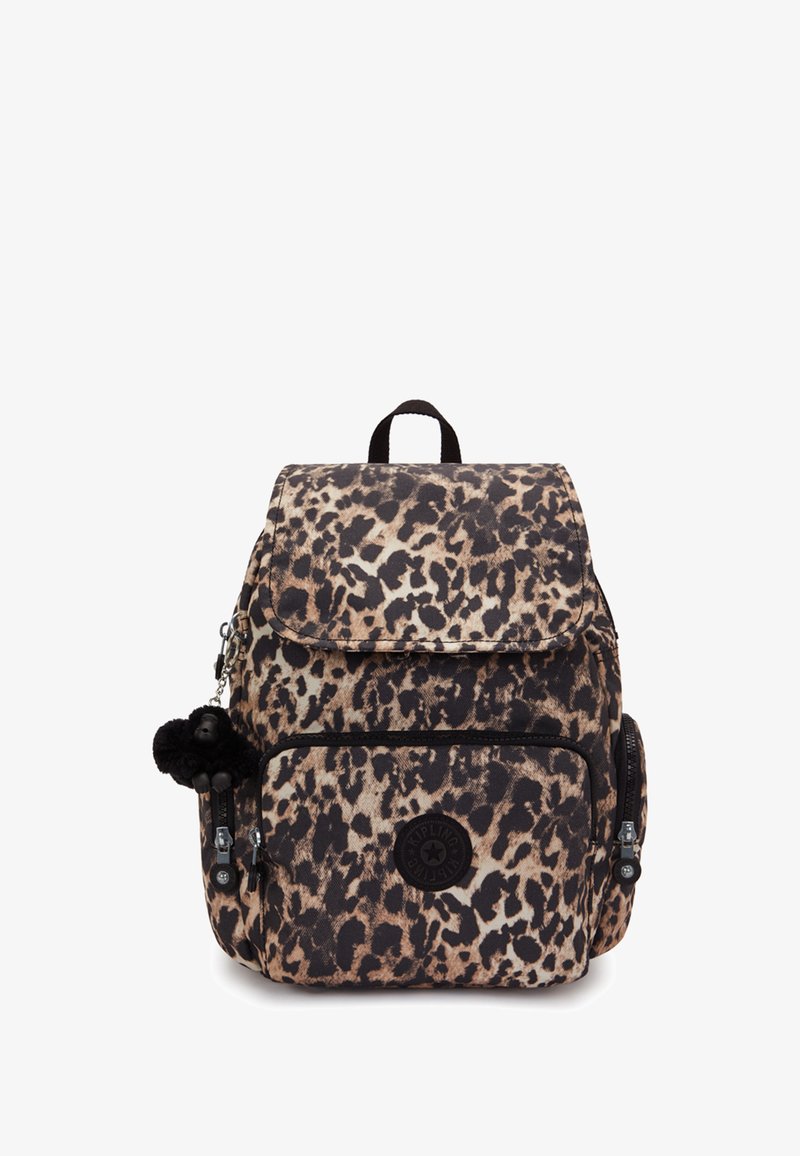 Reppu, jossa on leopardikuosiset painatukset, läppäkiinnitys, etutasku vetoketjulla ja koristekiinnitys. Valmistettu kestävästä kankaasta, jossa on mustia yksityiskohtia.