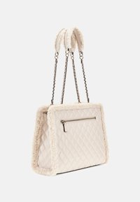 Borsa a tracolla trapuntata color crema con finiture in pelliccia sintetica, catene argentate e tasca frontale con zip, dal design rettangolare e dalla texture morbida.