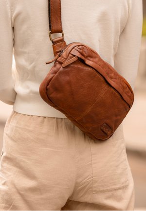 Gusti Leder, AMARA - Ülerinna-kott - braun