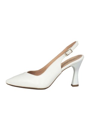 Zapato blanco de tacón alto con tiras traseras y puntera puntiaguda, hebilla ajustable y tacón acampanado.