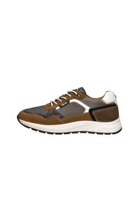Bruine en grijze sneaker met een mix van suede en mesh materialen, voorzien van zwarte accenten, een witte zool en vijf oogjes voor de veters.